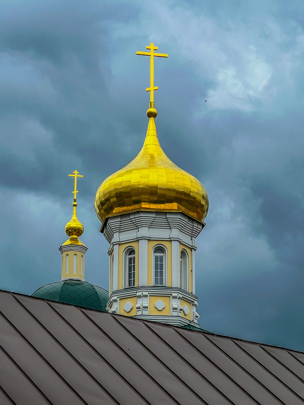 На фоне туч