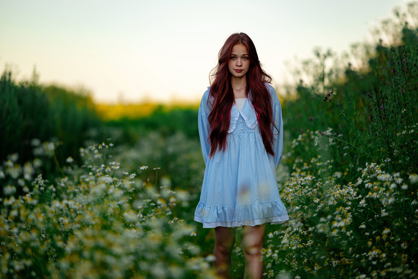 В голубом платье