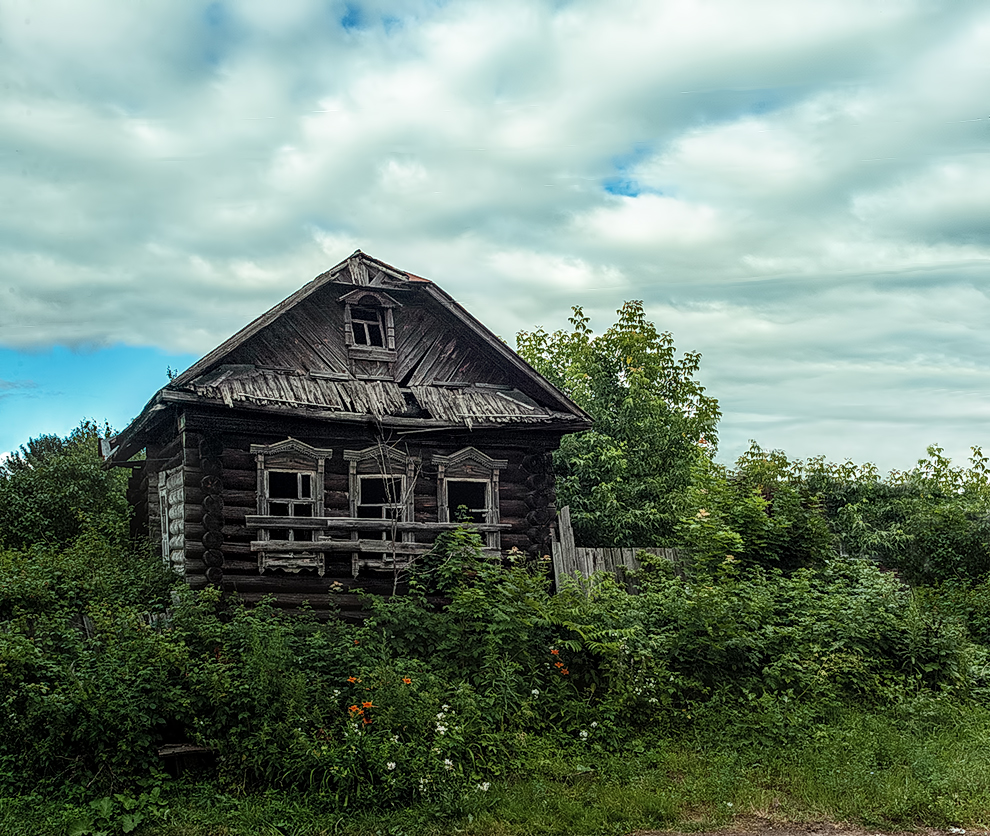 Заколоченная.