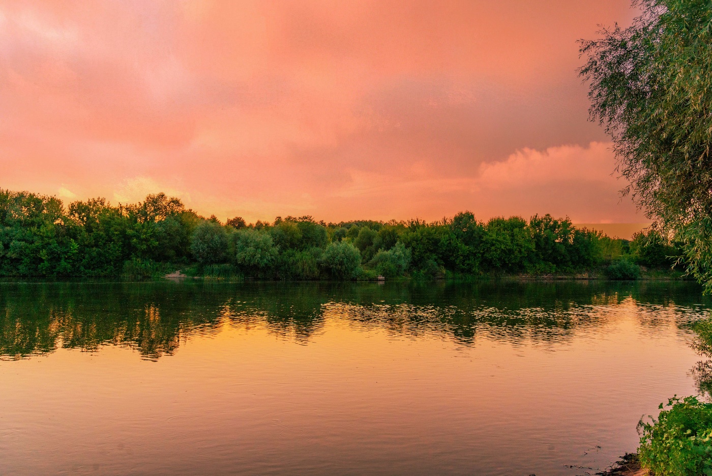 Закат над речкою алел, то зажигался,то бледнел.