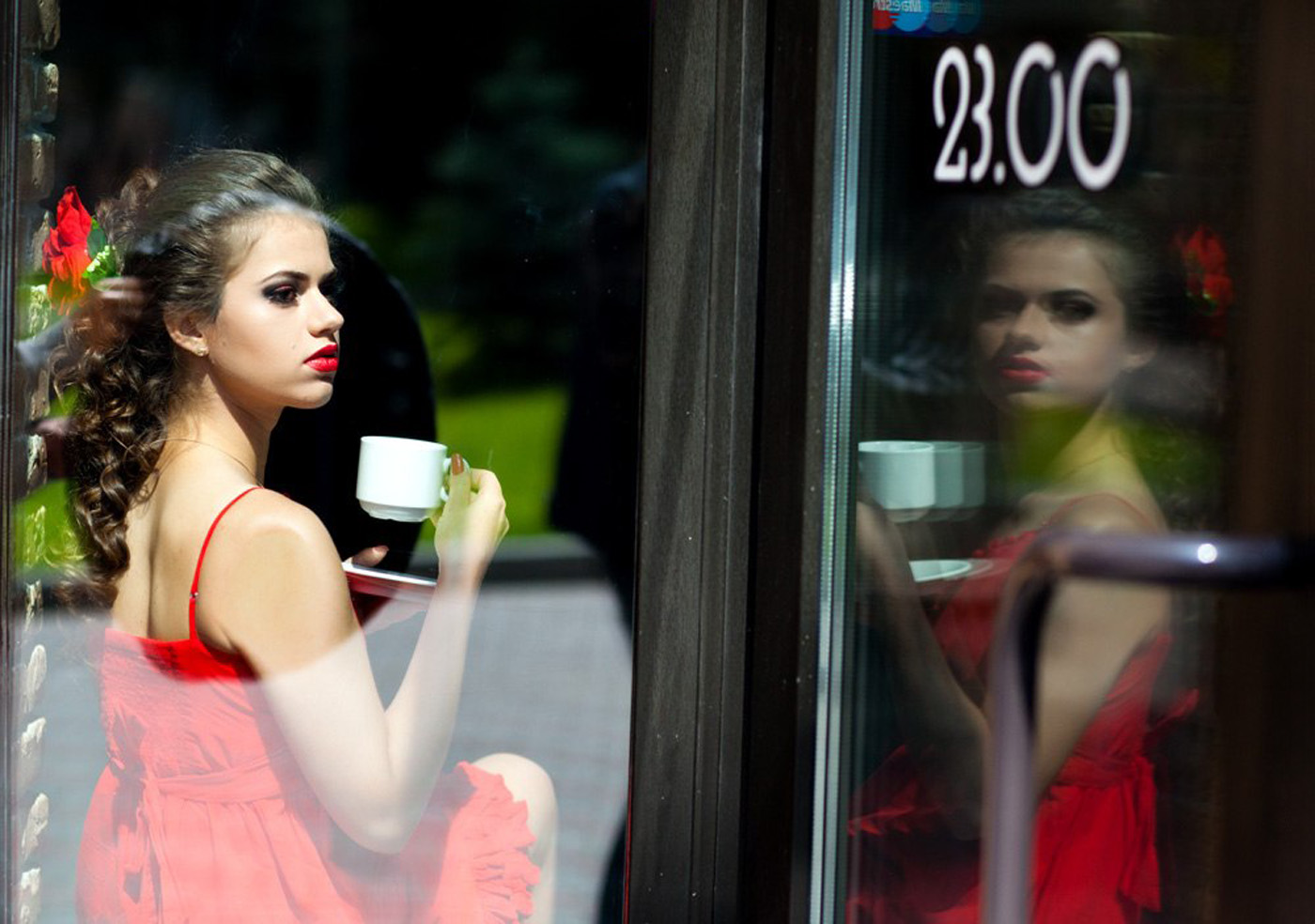 Скучающая девушка в кафе .