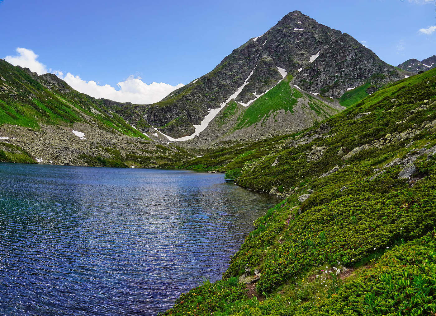 У озера Сказка Кавказа