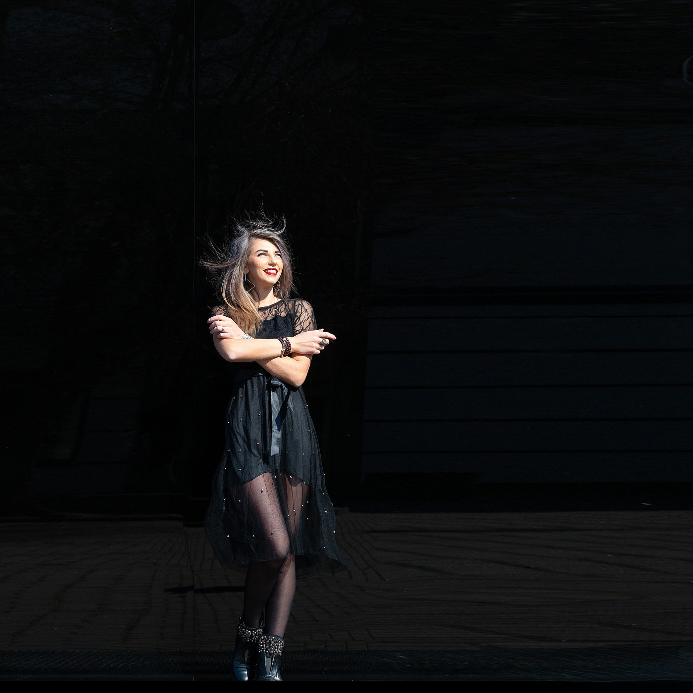 Девушка в черном квадрате.