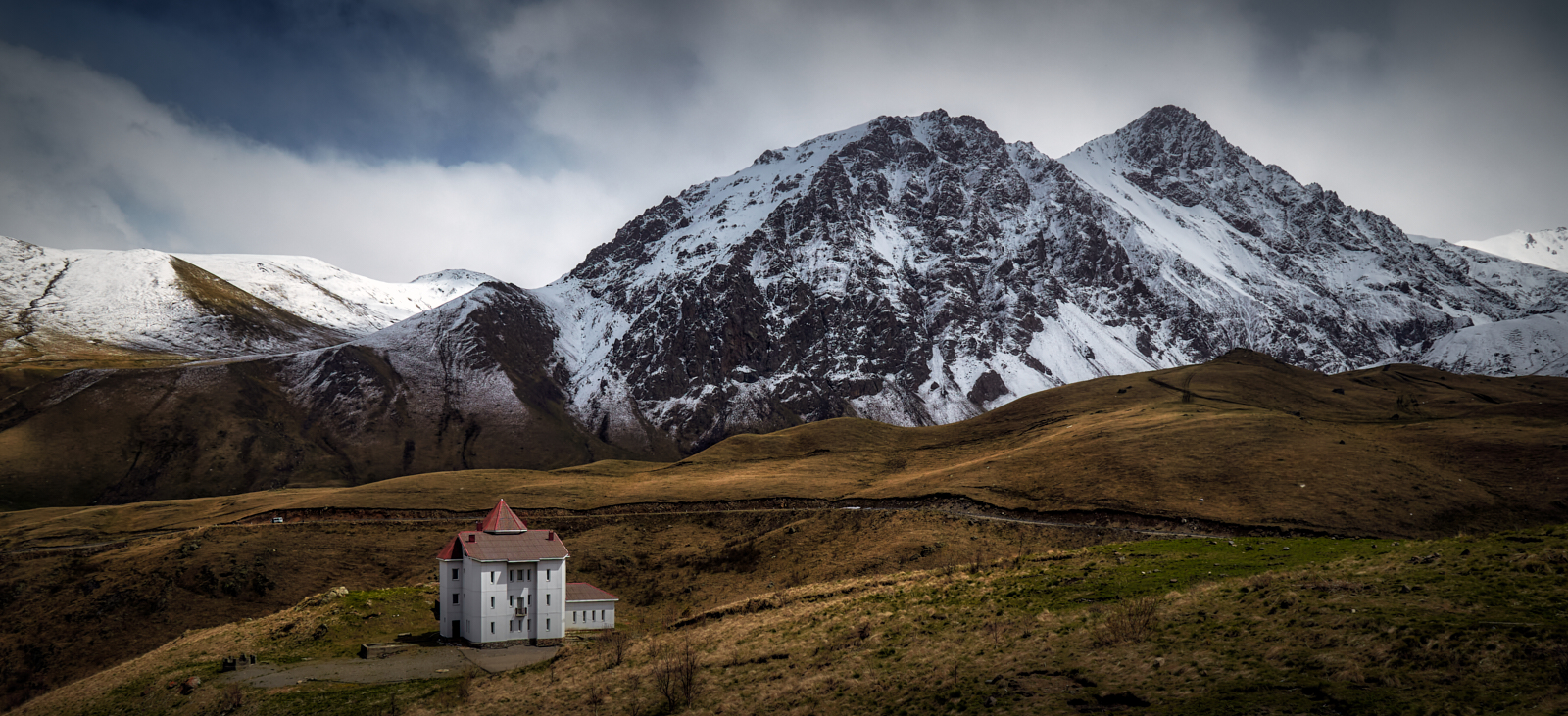 в окружении гор