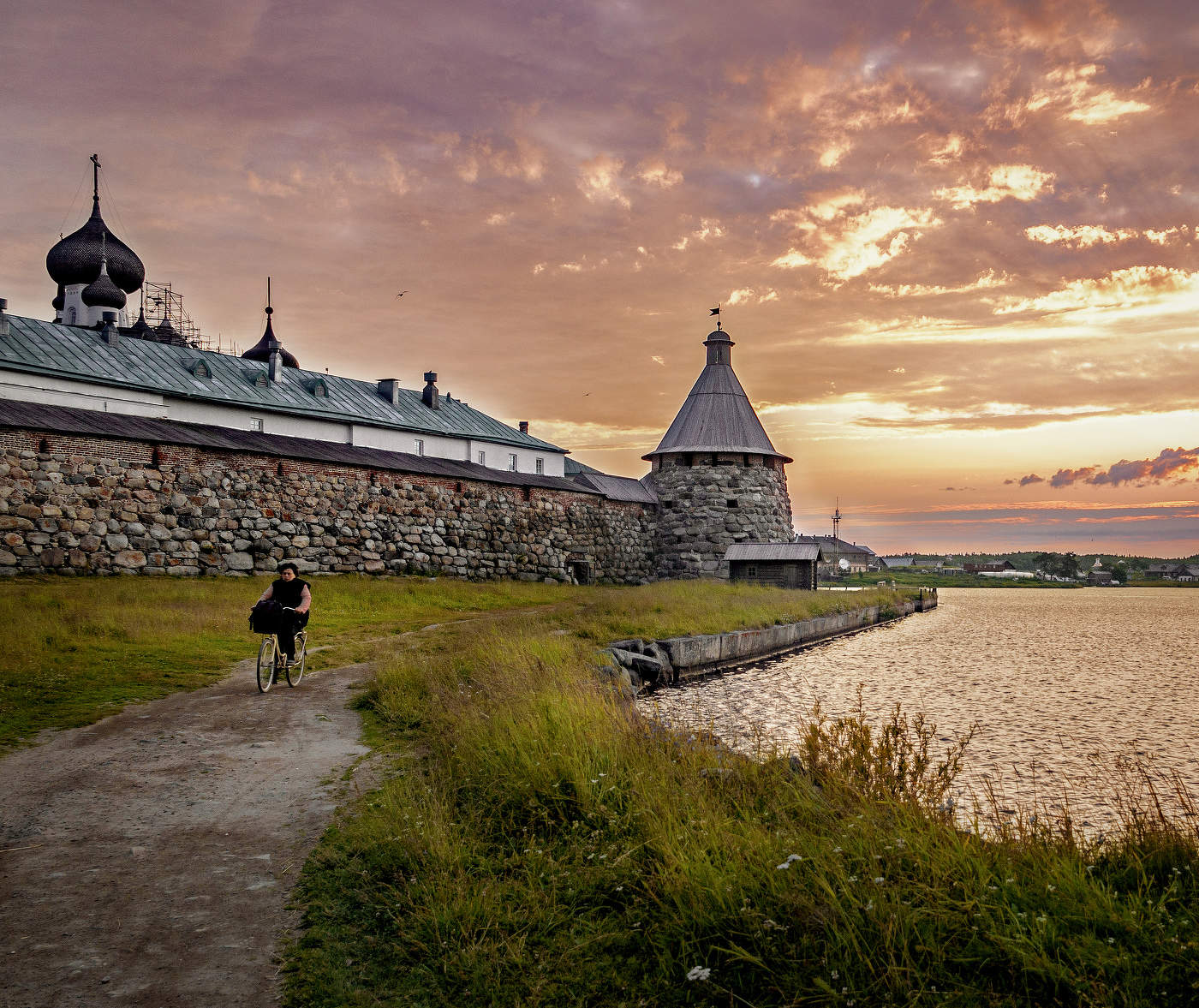 У стен монастыря