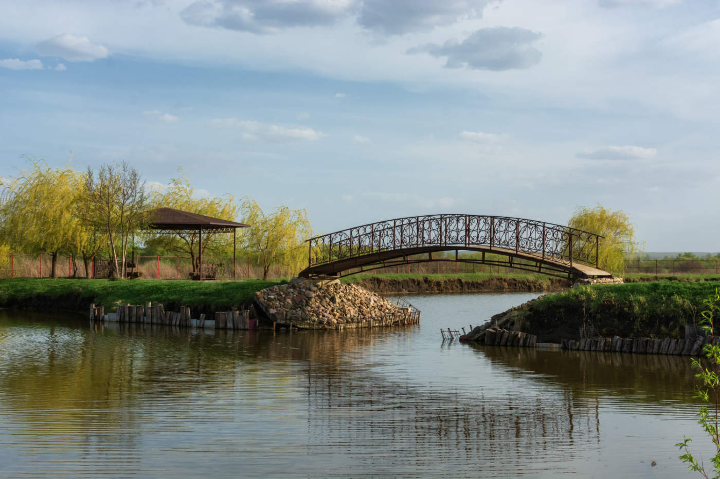 Вода и свет породнены...Поют дуэтом...