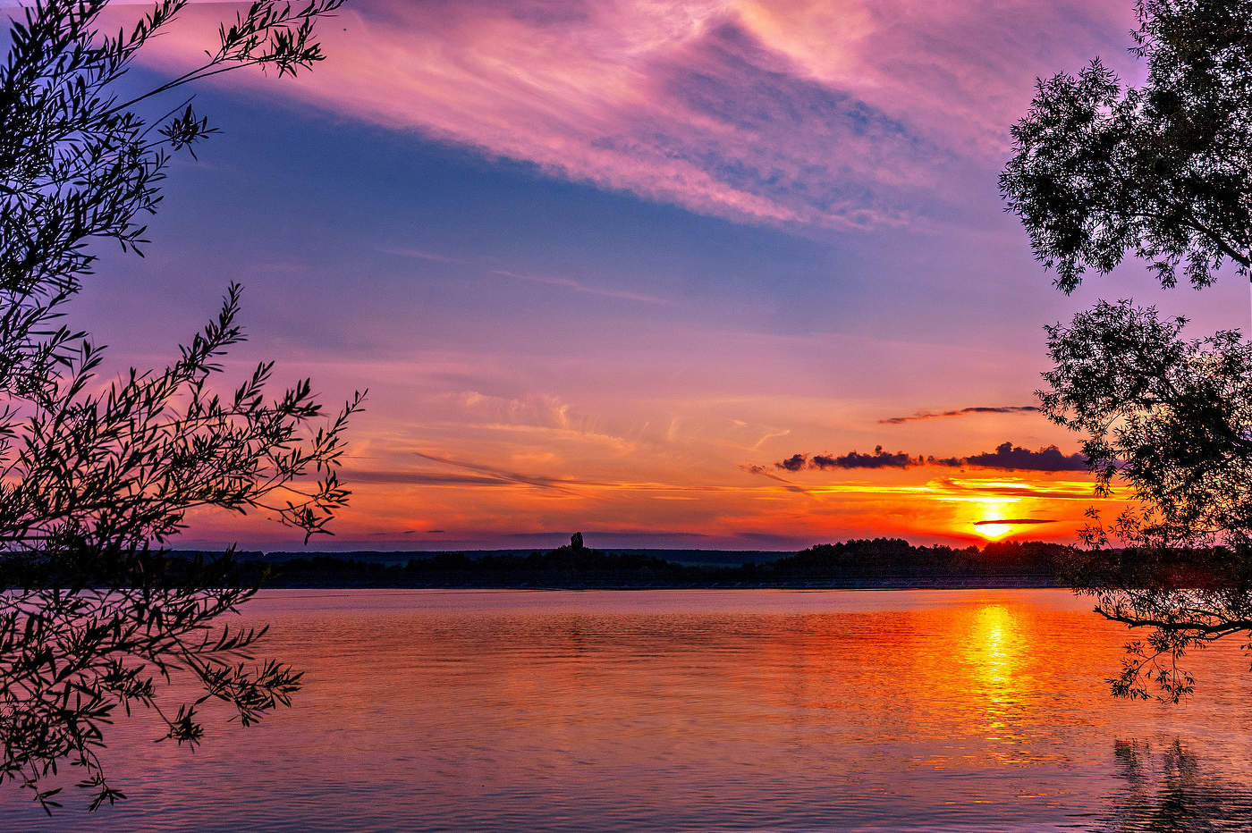 Тает день уходящий устало, всеми красками пышет закат.