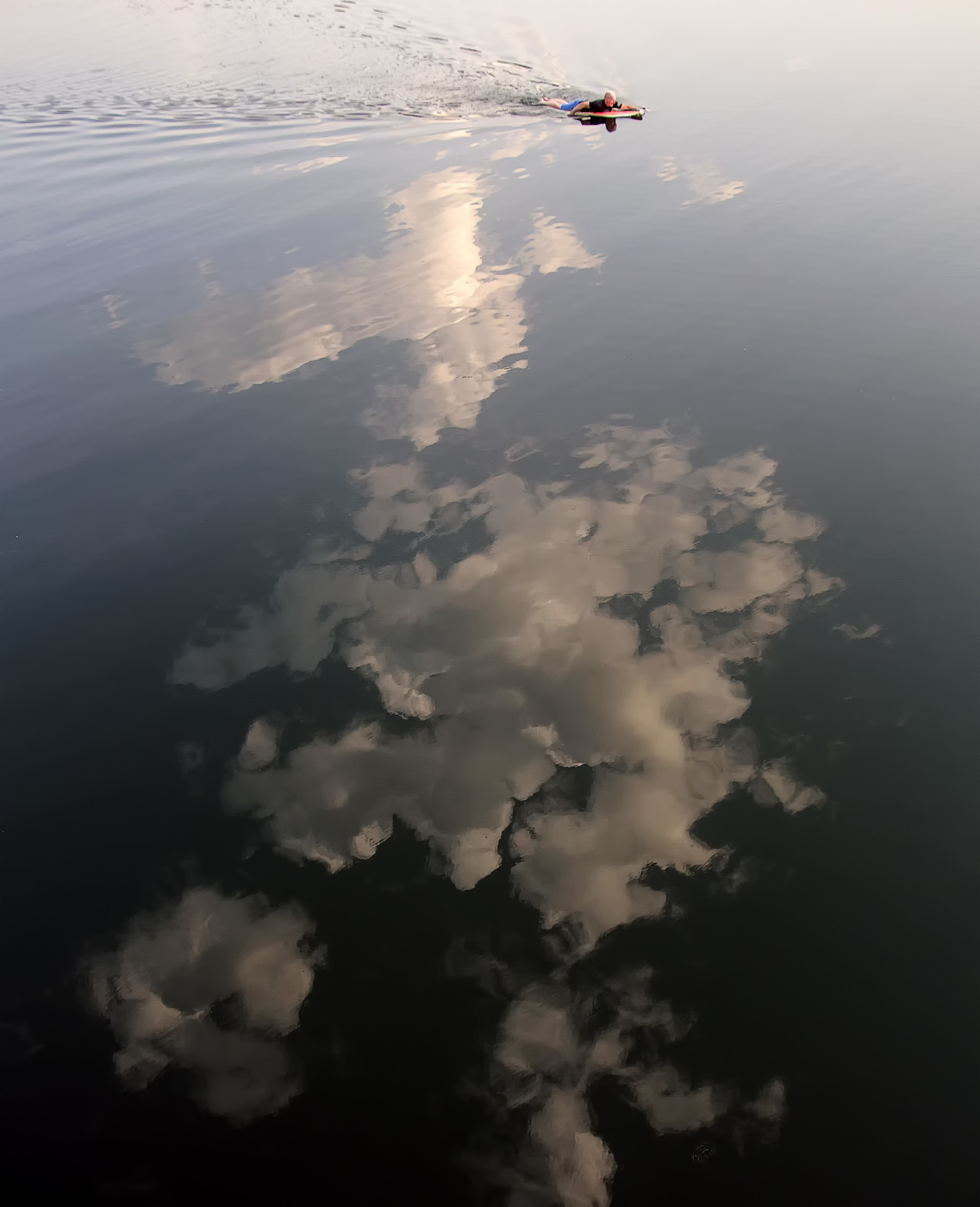 На доске средь облаков