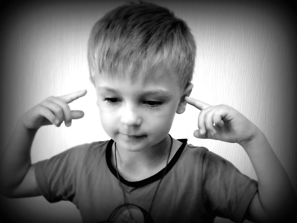 Мальчик просит тишину