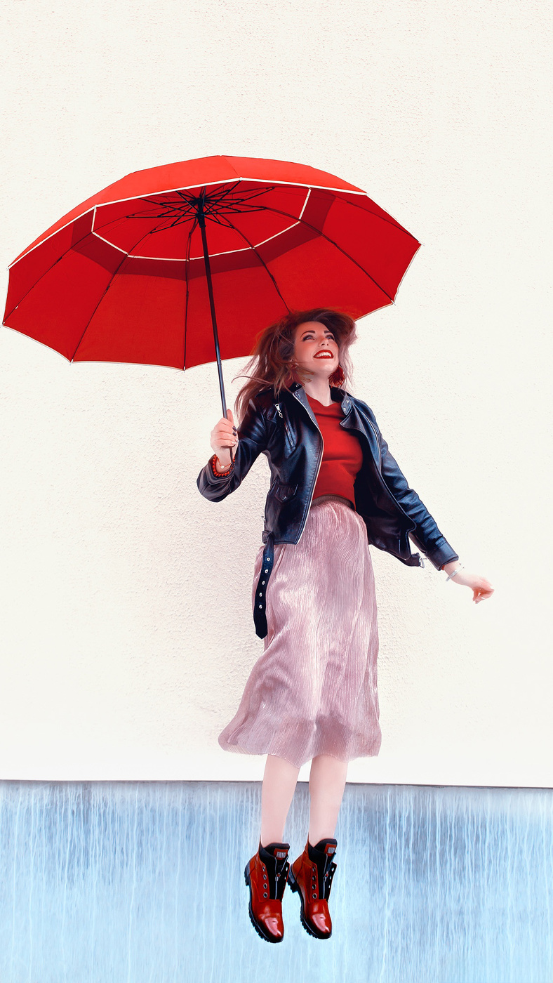 "...Передо мной из ниоткуда, Явилась девушка с зонтом,.."