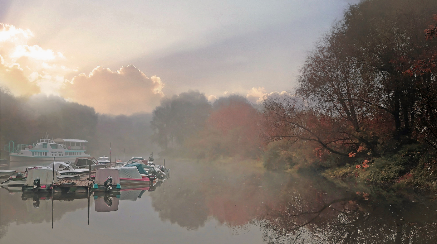 Уж близок день, туман уходит.