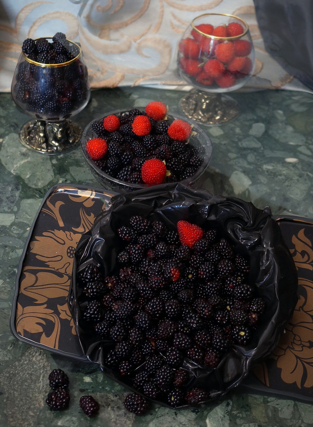 Красное и чёрное, чёрное