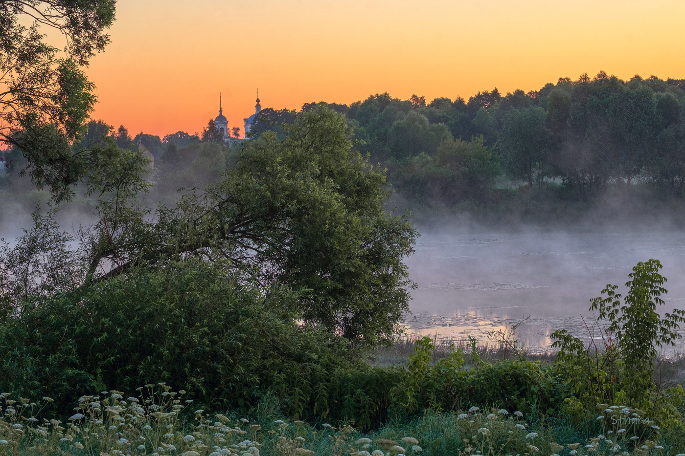 Рассвет на озере Исток.
