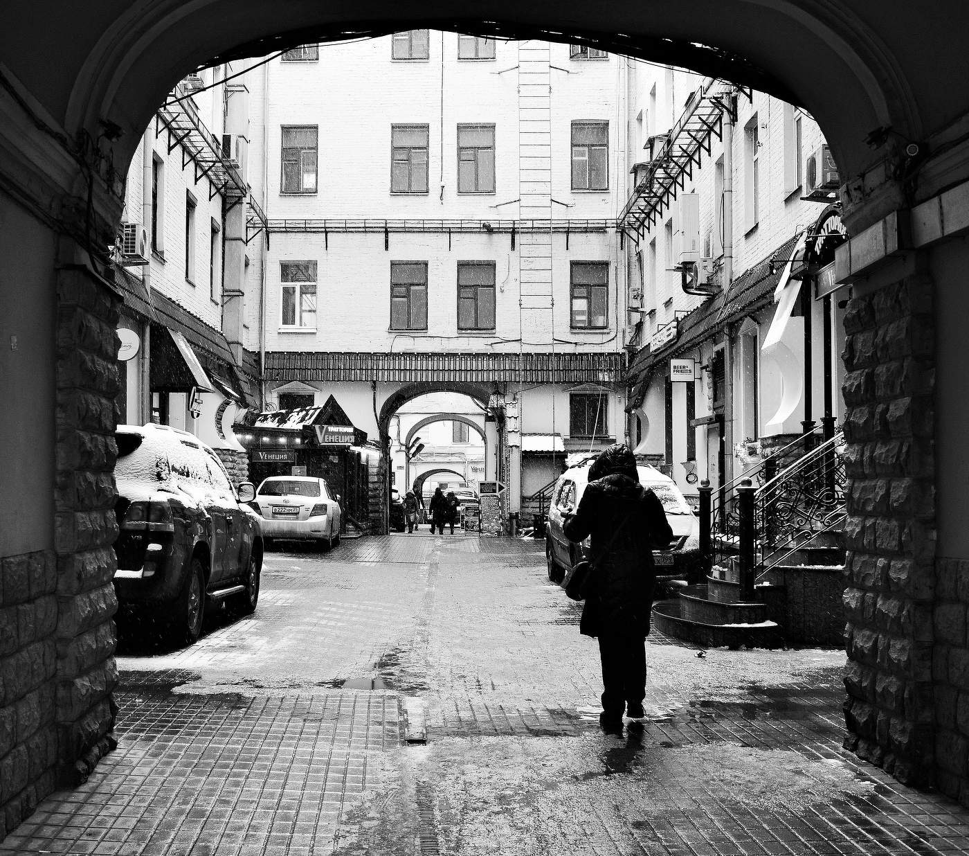 Шел мокрый снег ...