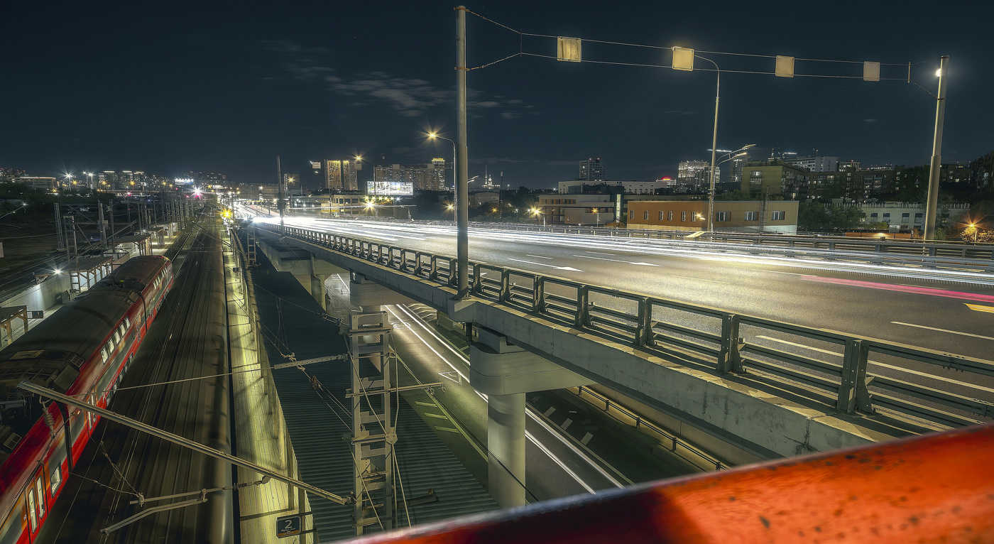 Красный поезд.