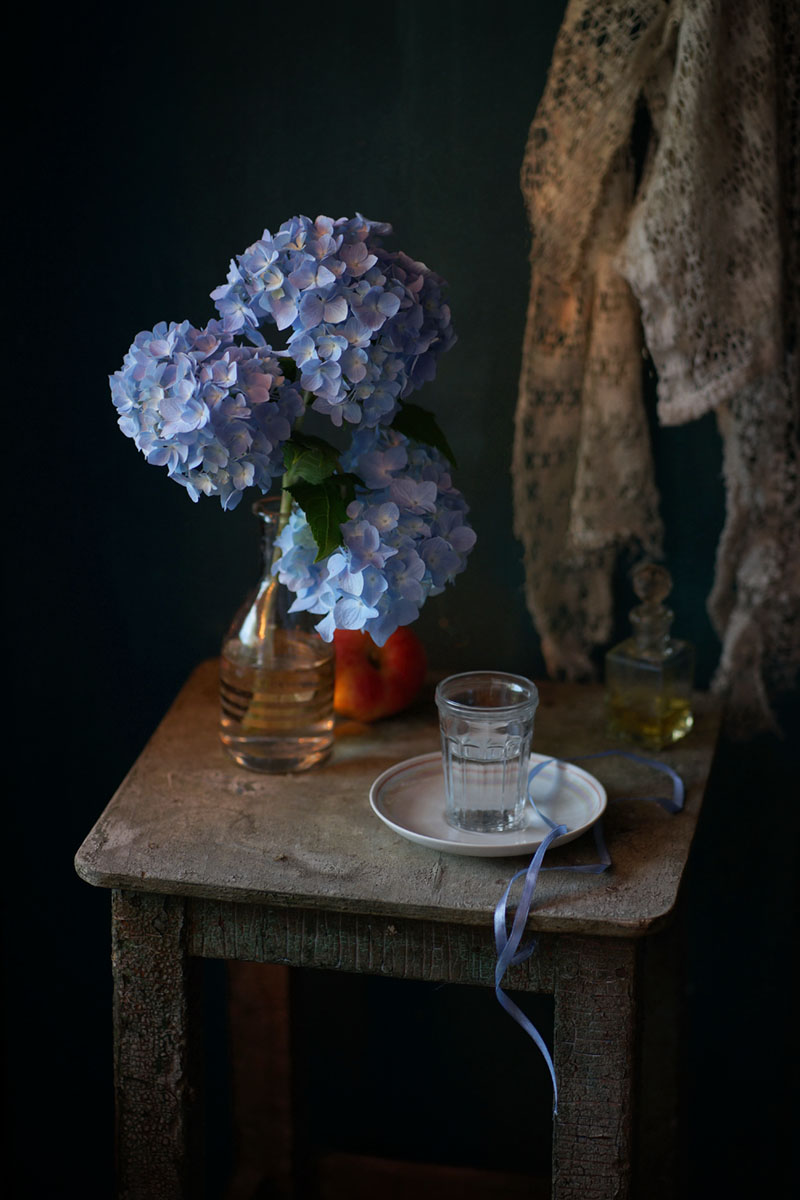 С голубой гортензией...