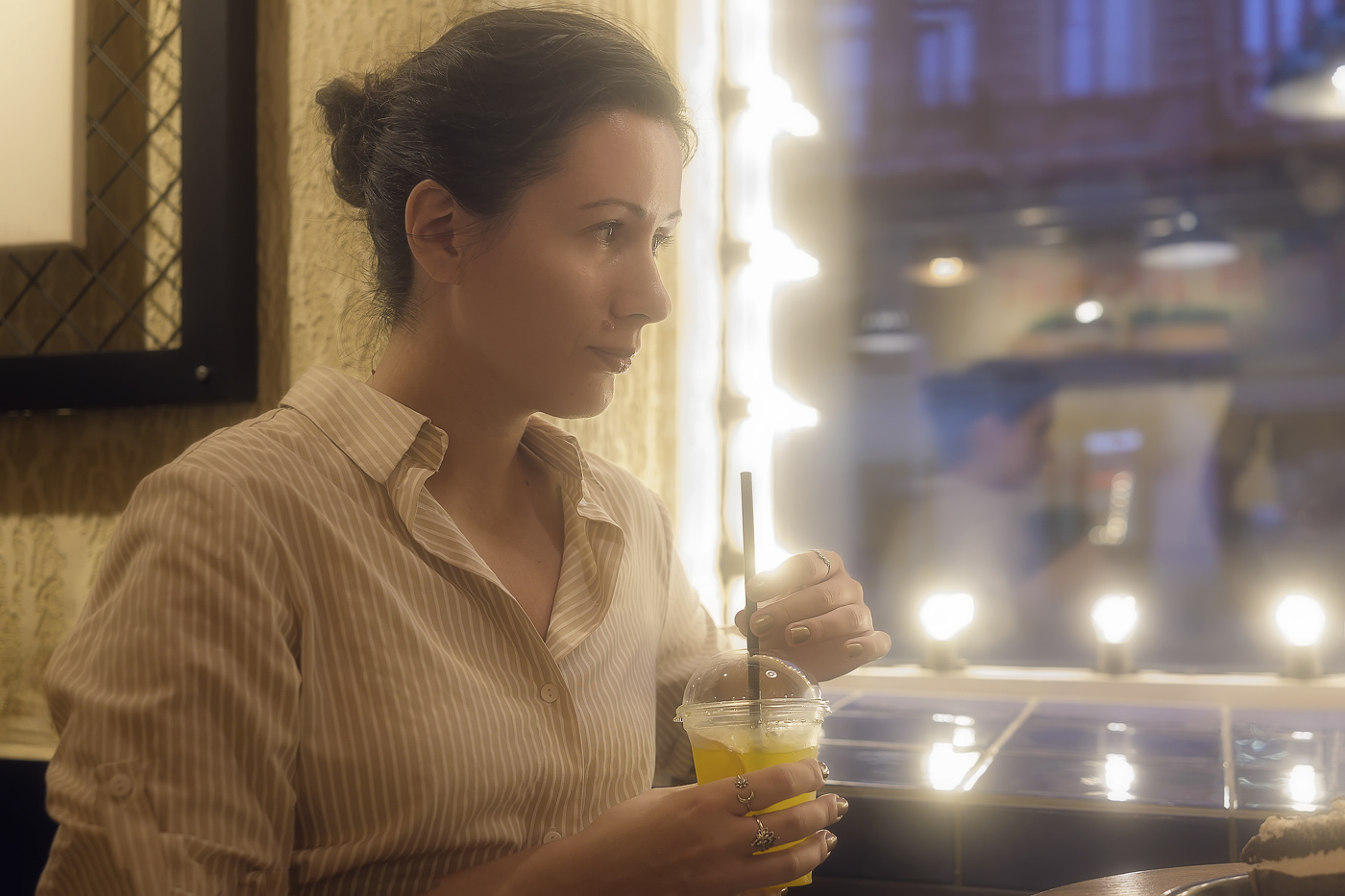 За столиком кафе