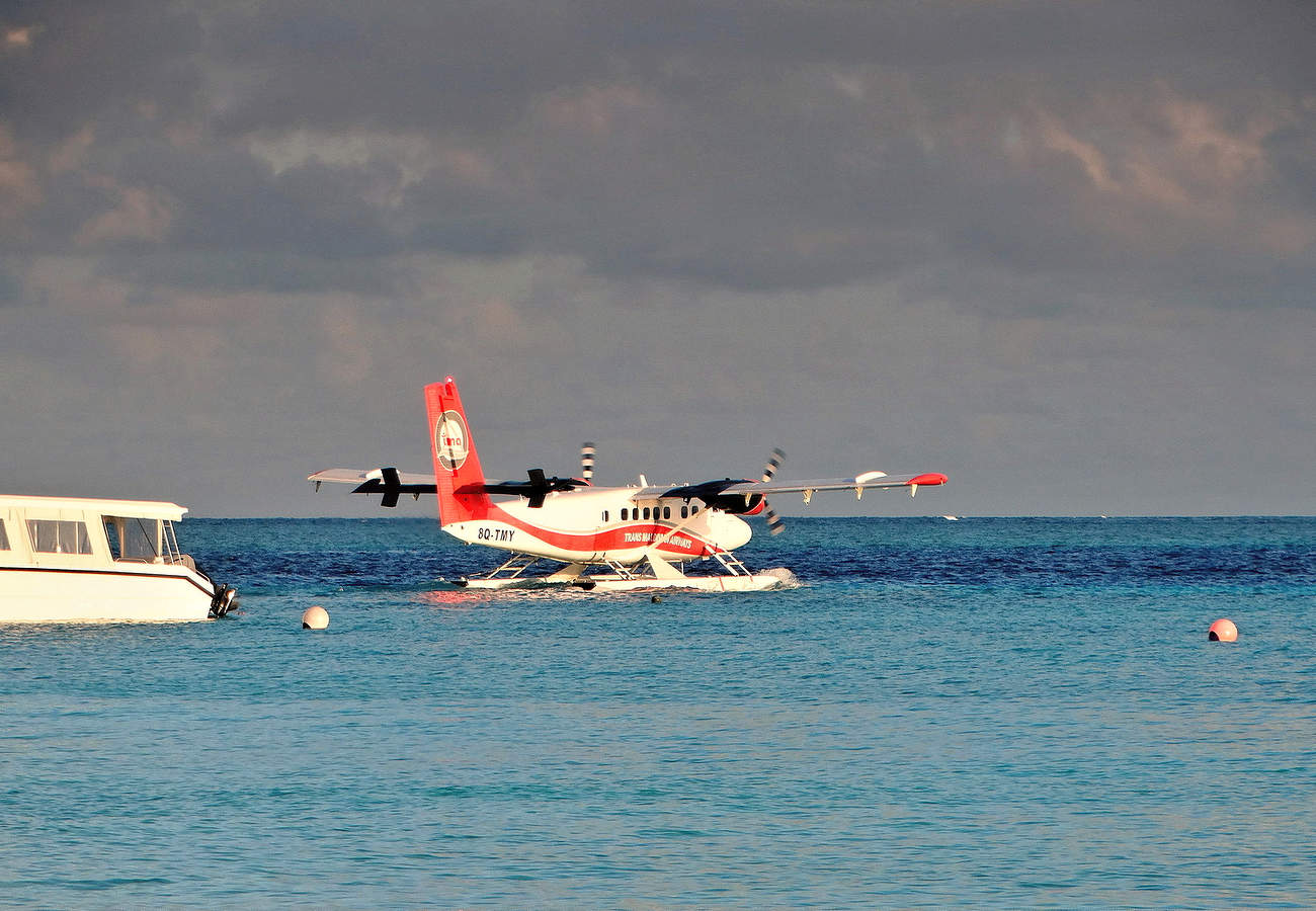 Гидросамолёт прилетел на мальдивский остров