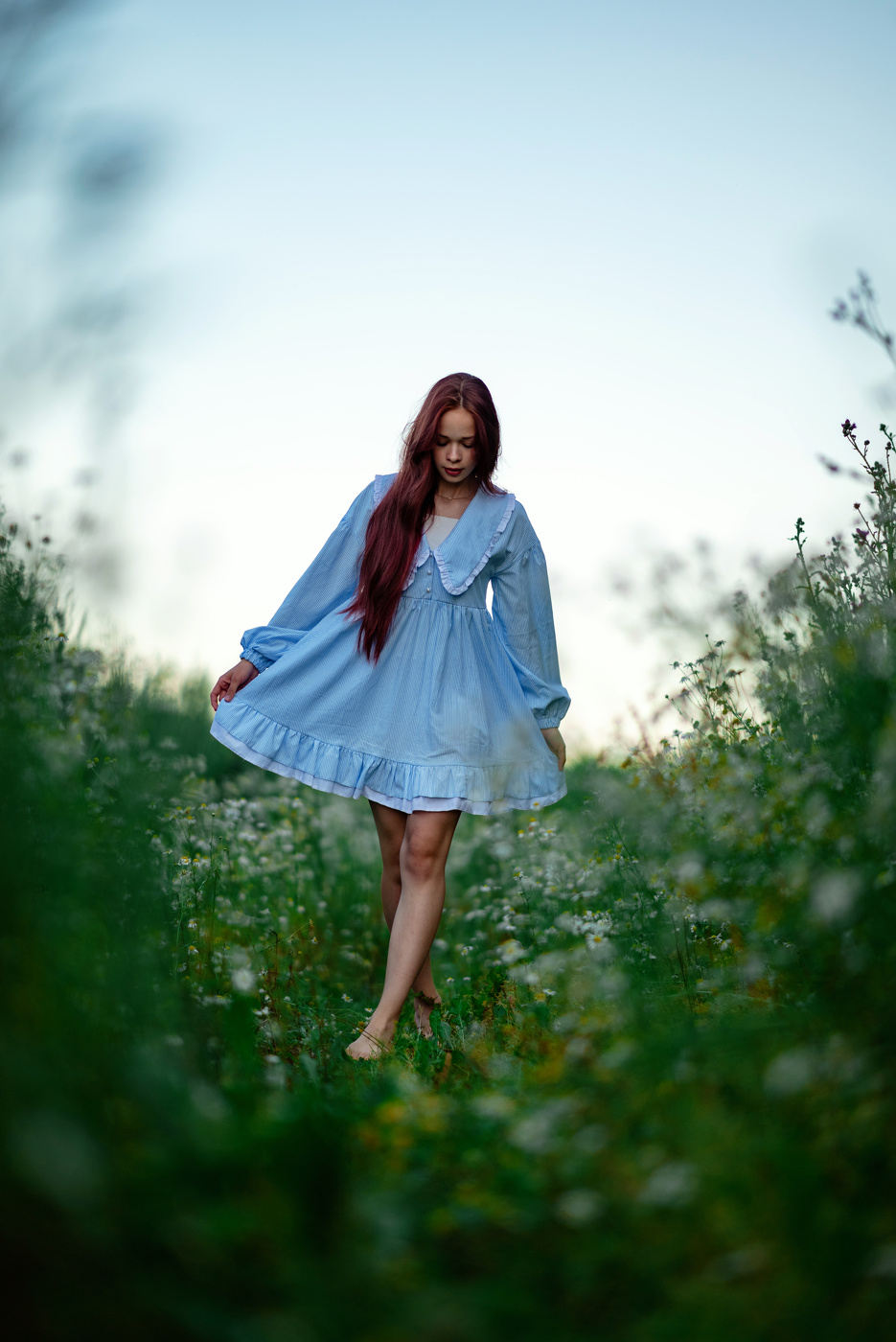 В голубом платье