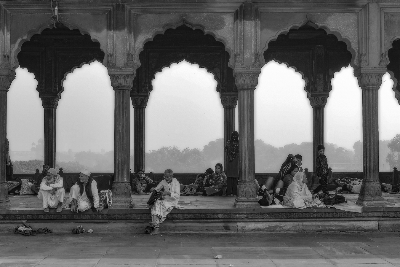 Давно здесь сидим/лежим/стоим