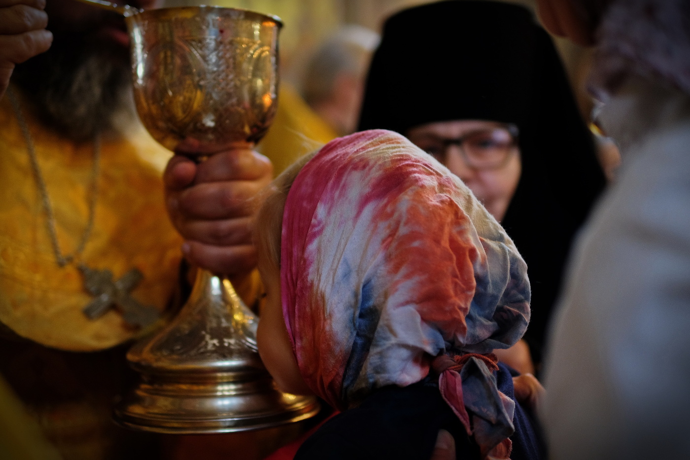 Дети в церкви.