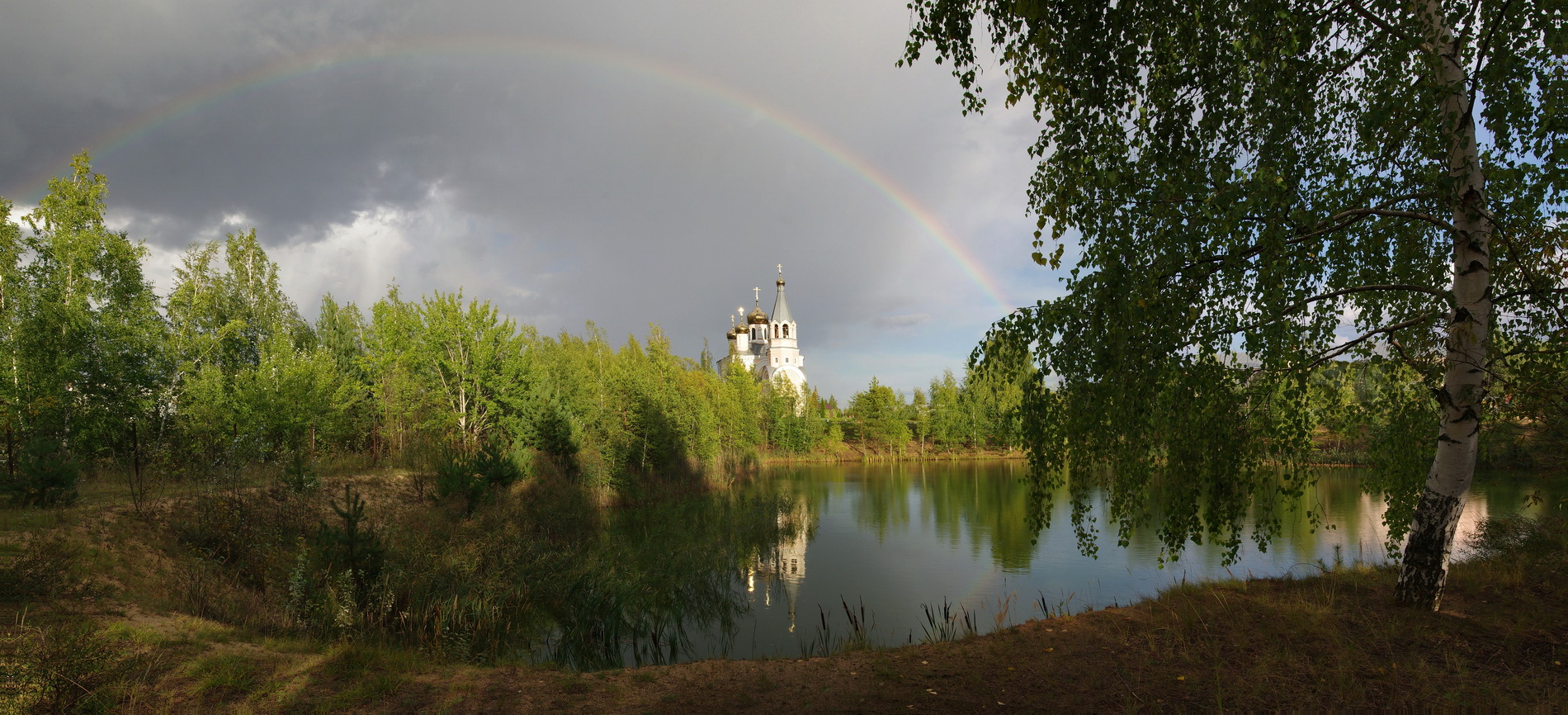 Церковный пруд с радугой