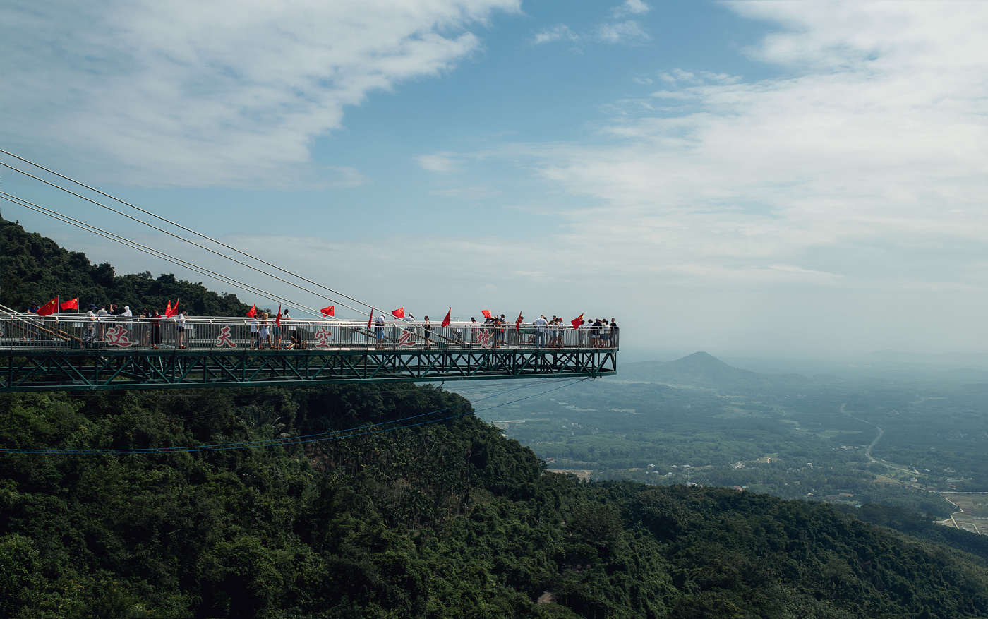 Стеклянный мост над тропическим лесом Янода.