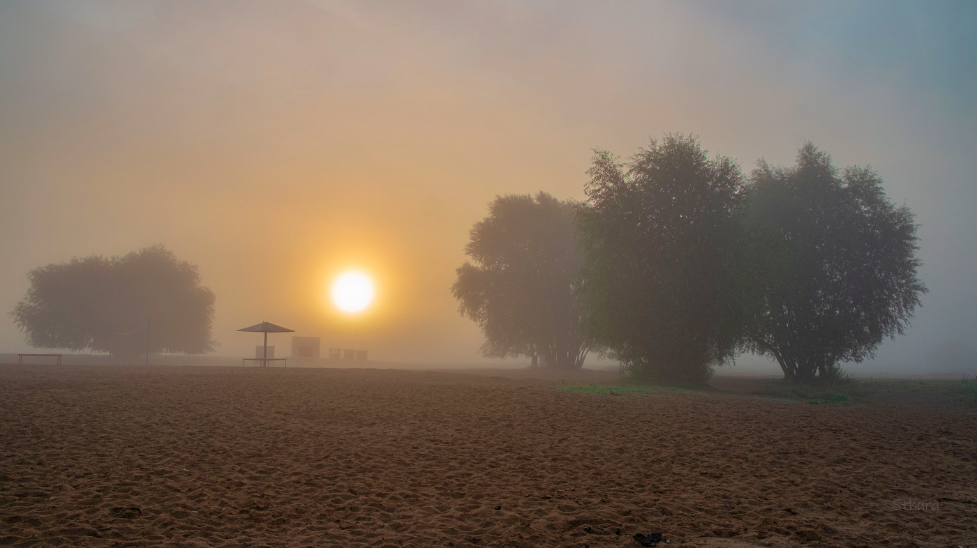 Пустынный пляж.