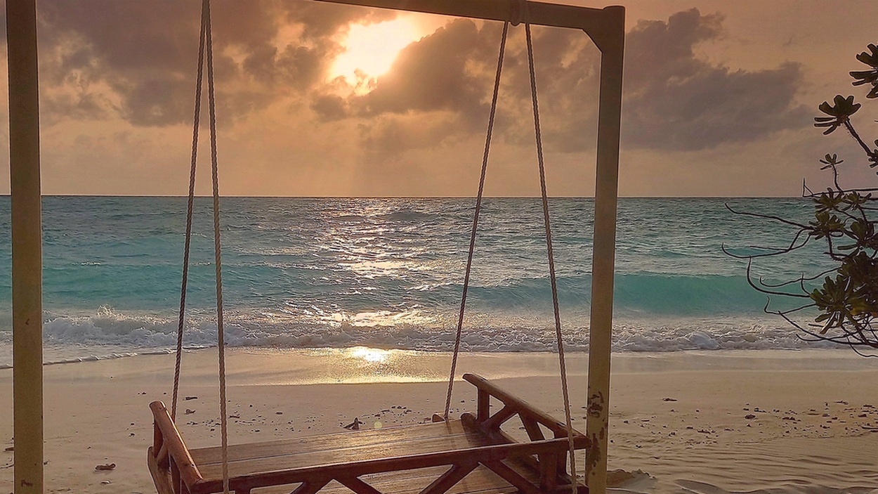 На берегу моря вечером