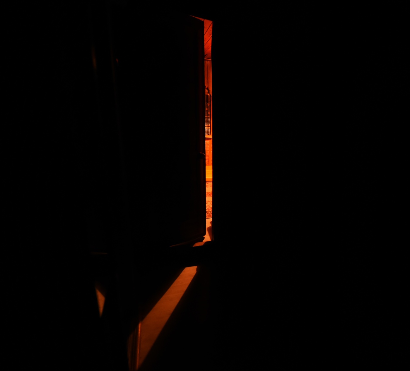 "Я дверь приоткрытой держу то и дело ..."