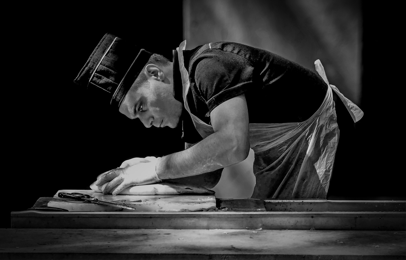 Разделка форели требует умения.