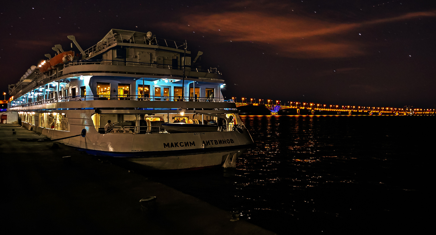 "Снится мне ночной причал на родной реке"