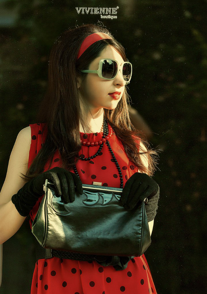 Девушка в красном и черных очках.