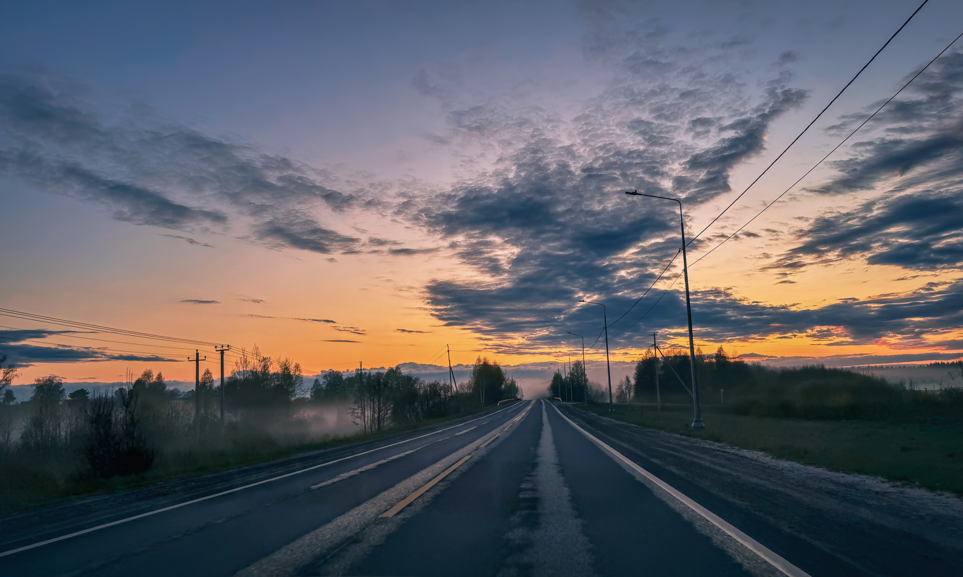 В туманный вечер.