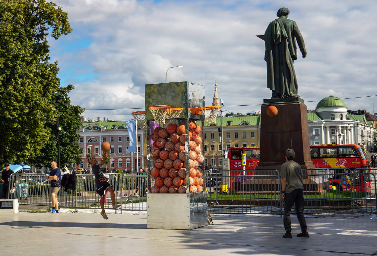 летом на Болотной...