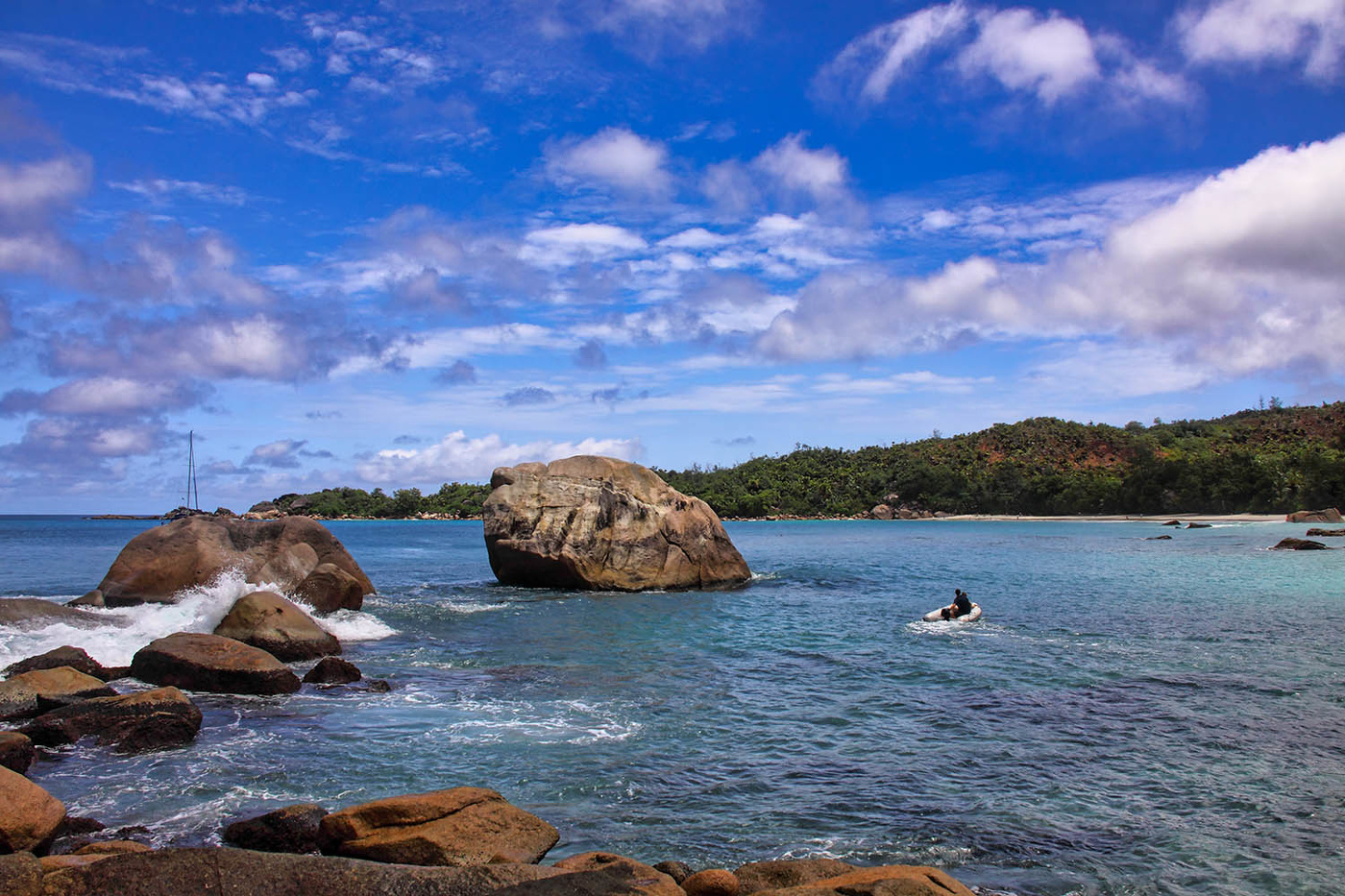 На пляже Anse Lacio