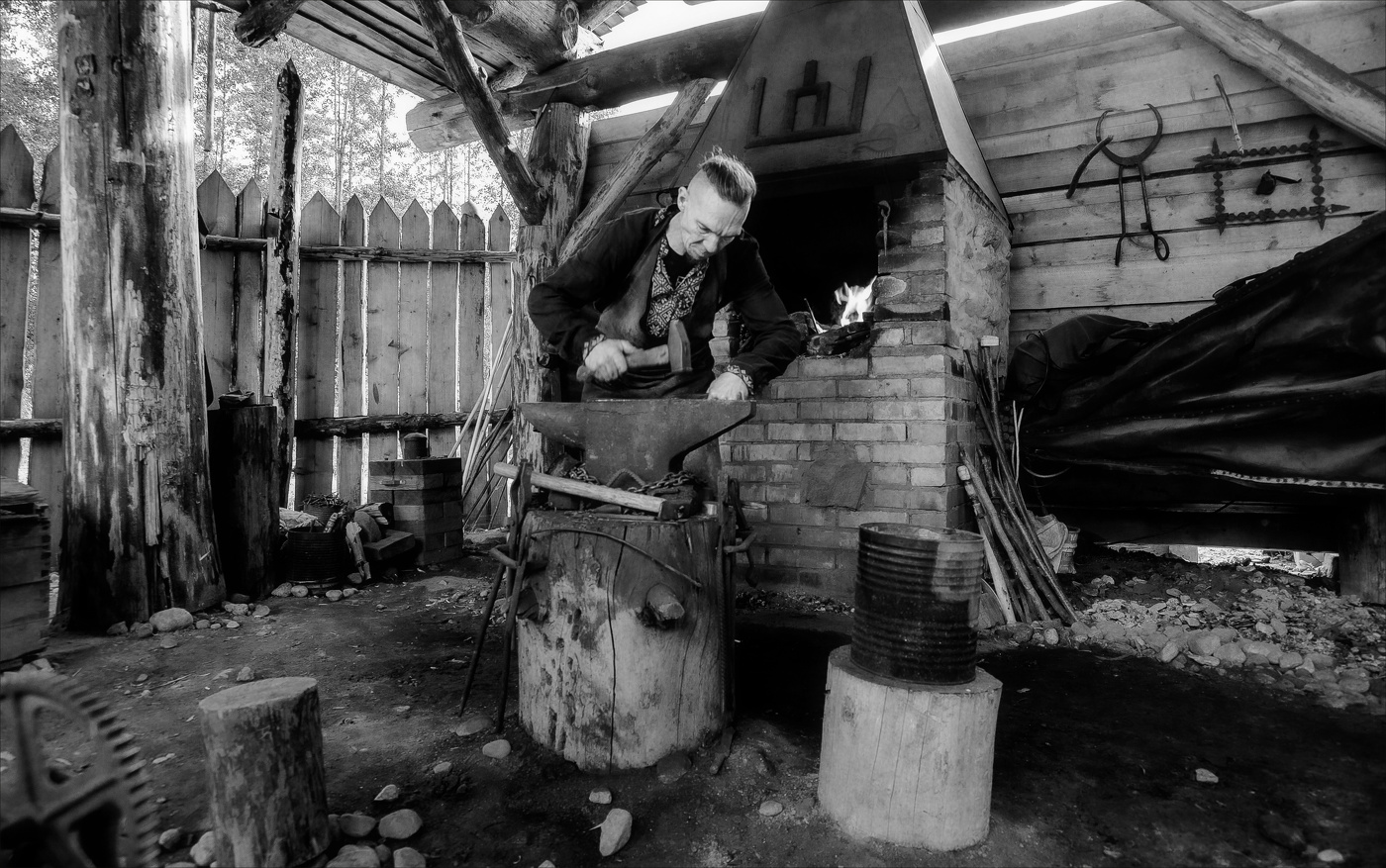 В КУЗНИЦЕ УГРЮМОЙ