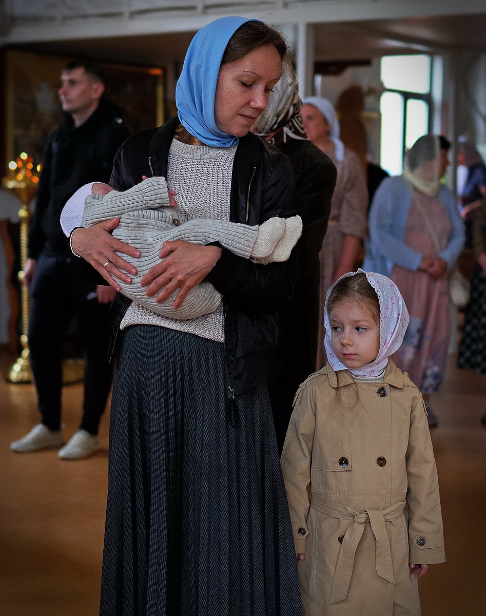 Дети в церкви.