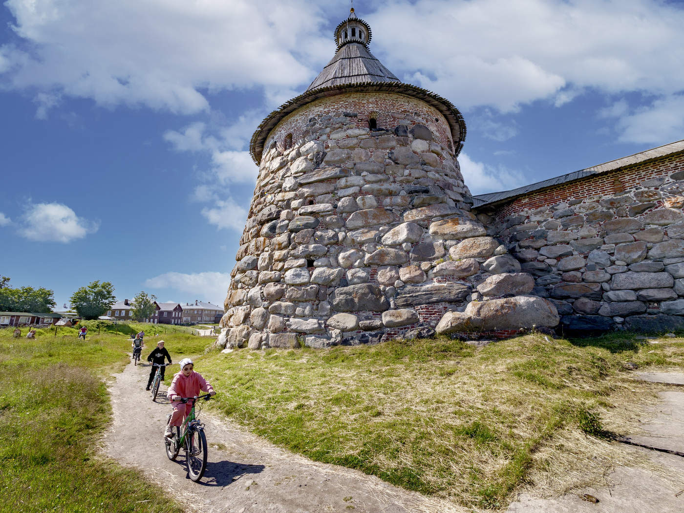 У стен монастыря