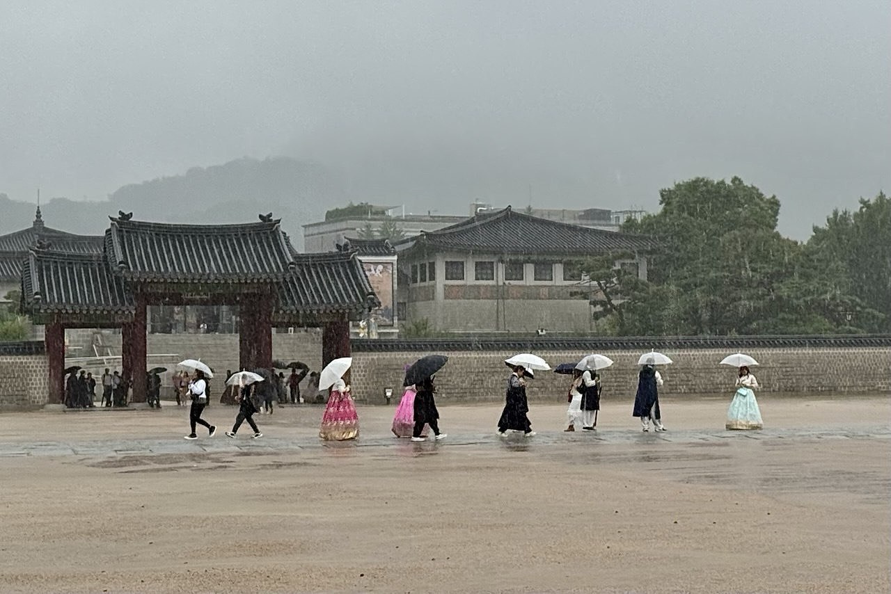 Дождь. Уличная мизансцена.