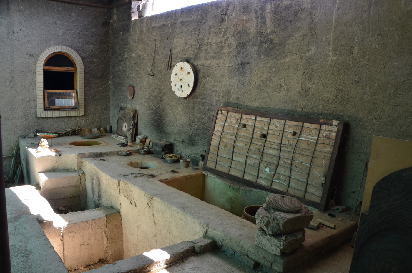 В гончарной мастерской