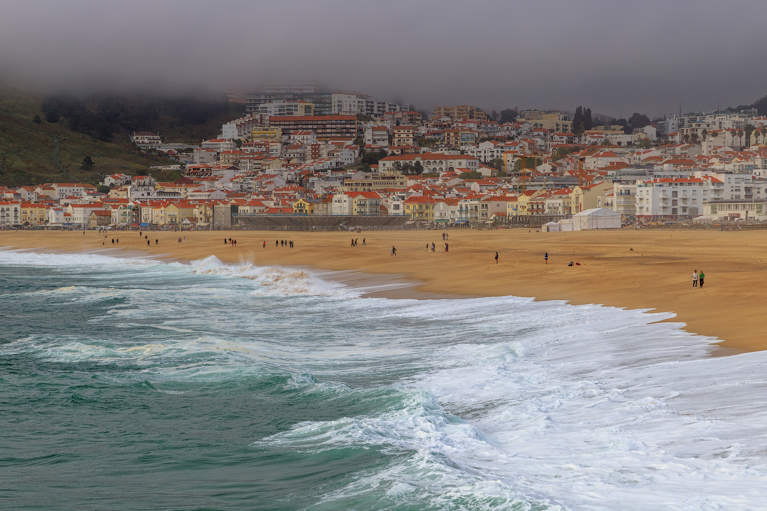 Дождь, туман и немного штормит океан