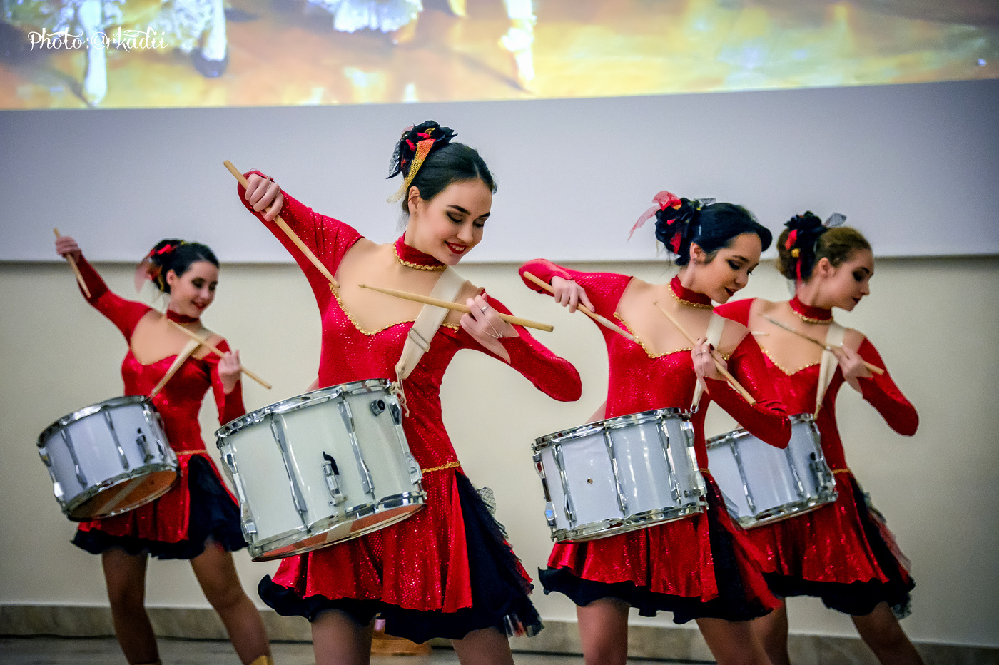 Барабанщицы.