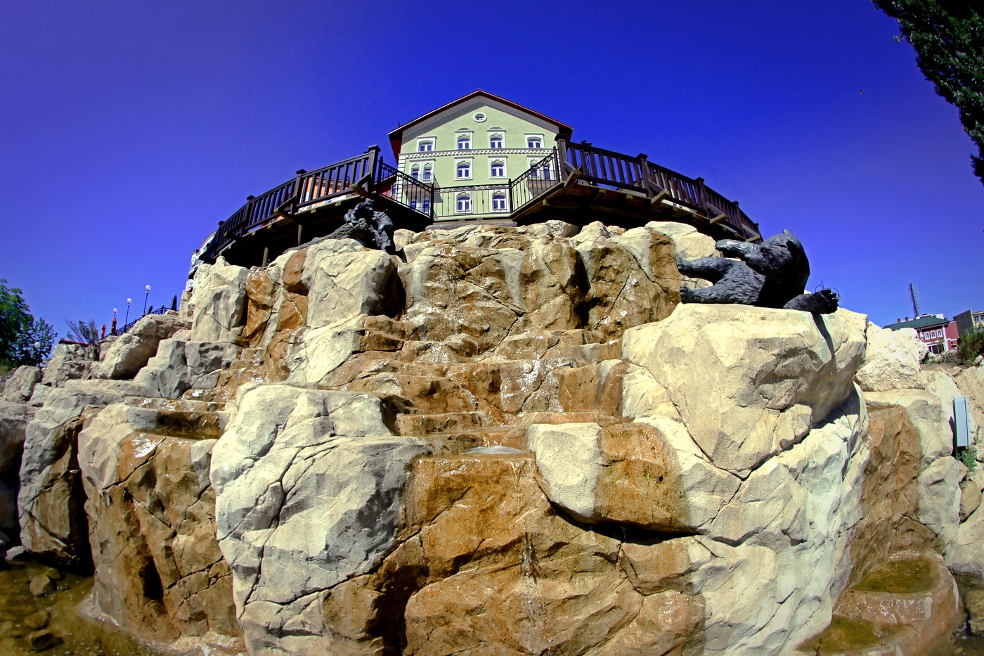 Отель у водопада