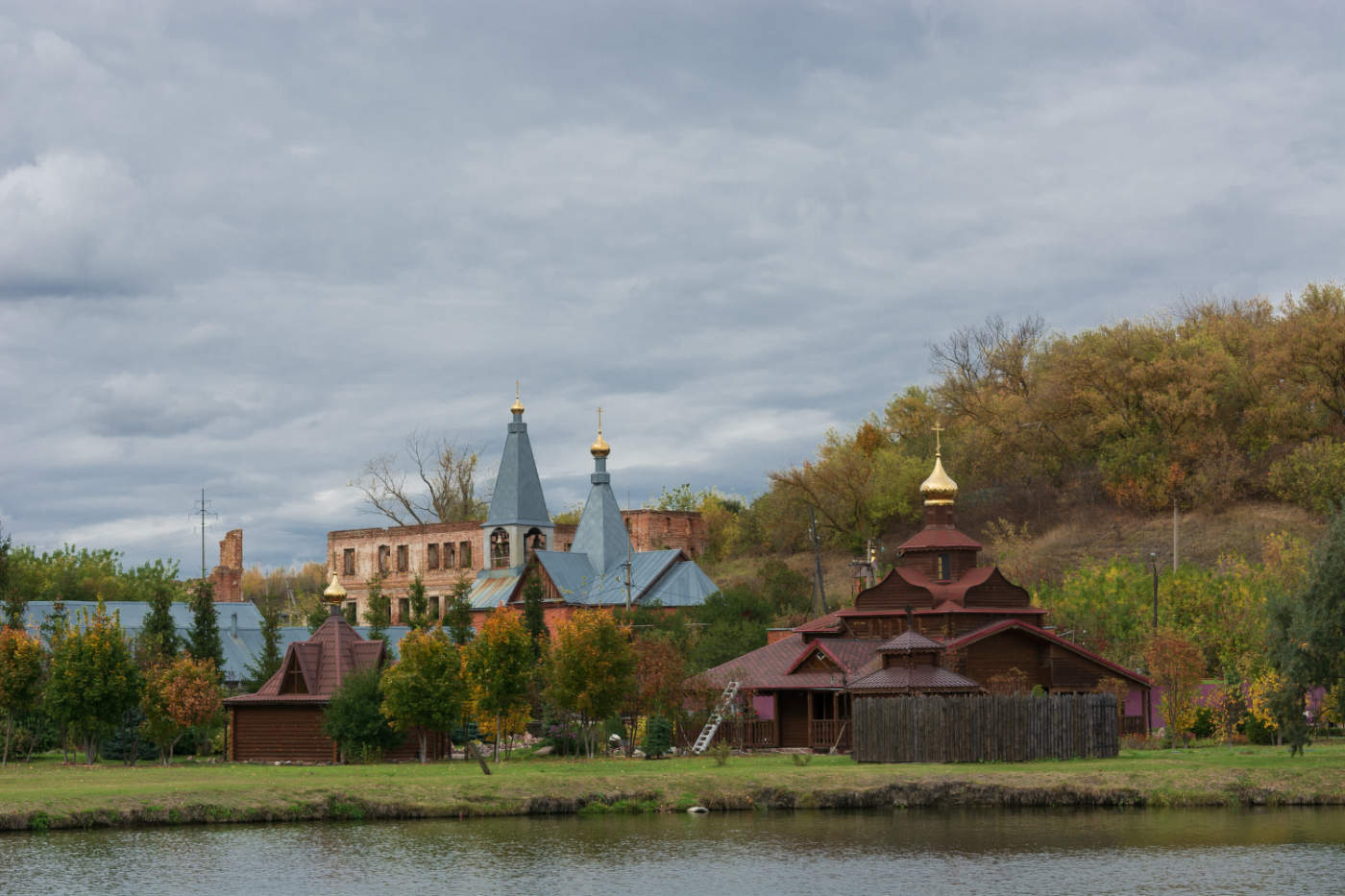Золотая осень...золотая...Постучалась в тихий монастырь...