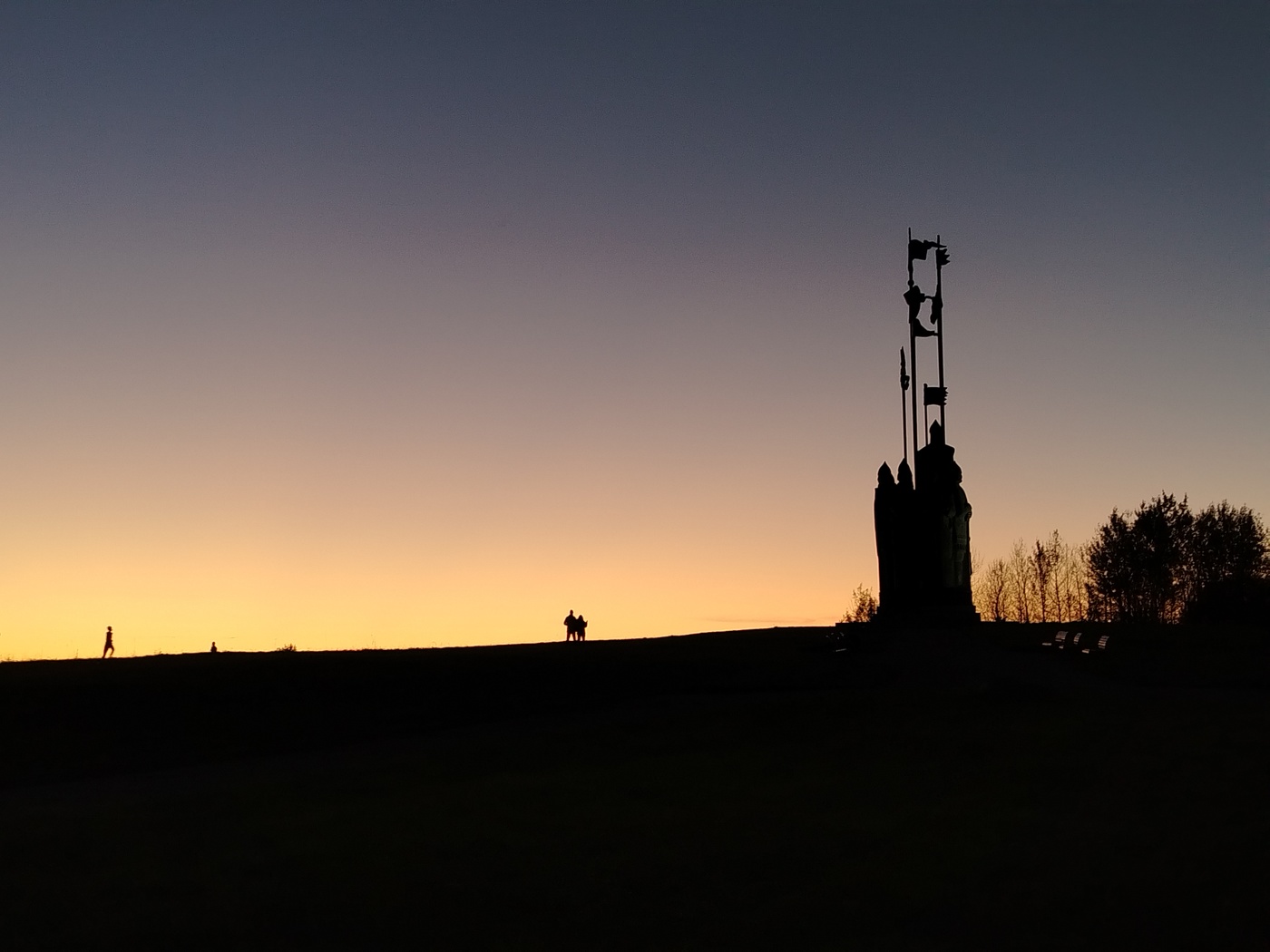 монумент на закате