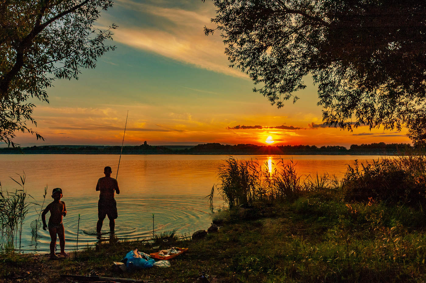 С папой на рыбалке.