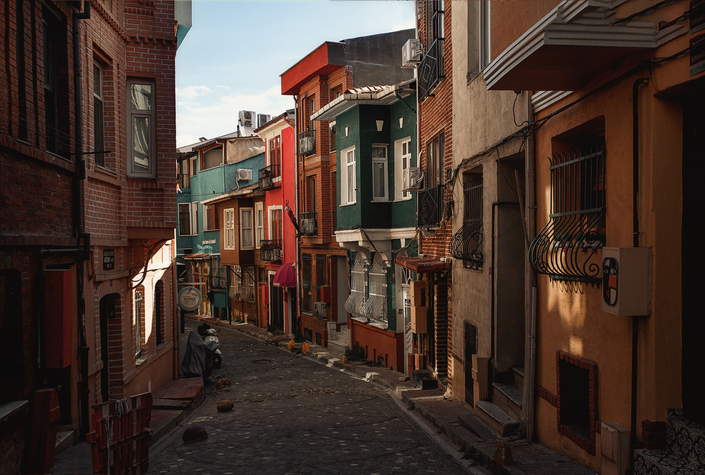 Маленькие улочки большого города.