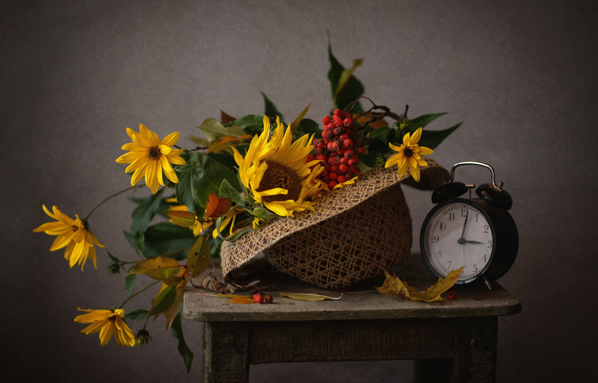 С осенними цветами...