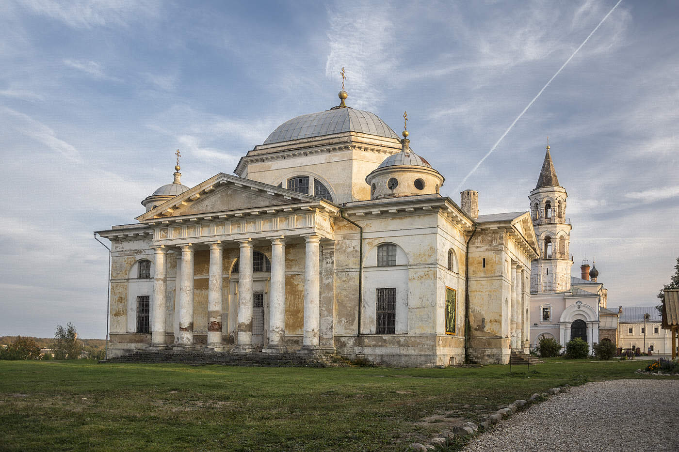 У стен монастыря